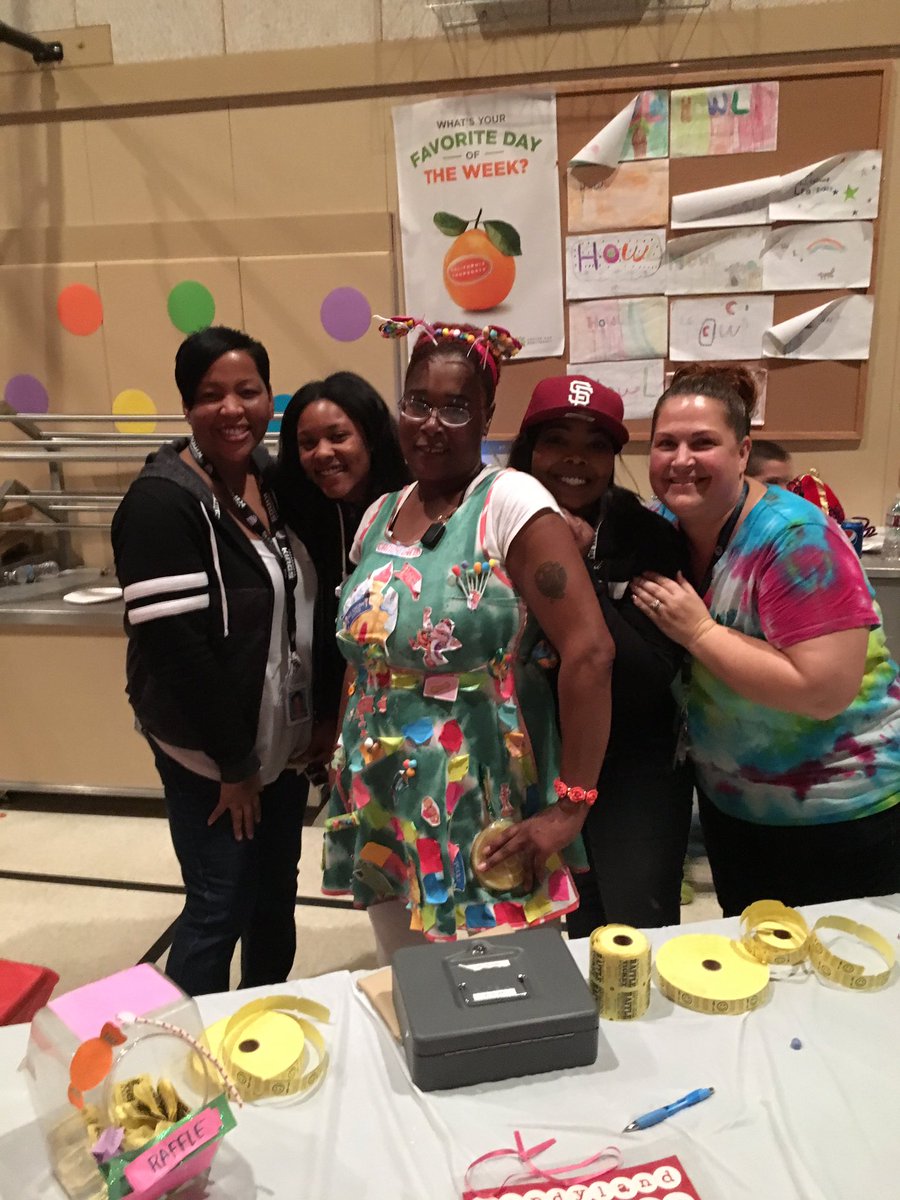 outdated_acct's tweet image. Great turnout @ NPE FamilyDance! #HOWL! @SOSCoatesK @MrsPraestNPE @dlynn_g_esc