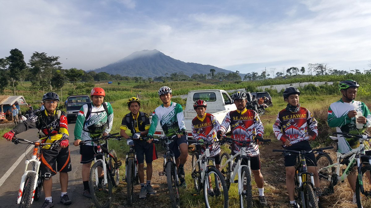 bwangiberkebun's tweet photo. Cari jalur tambah dulur di kebun jagung buah lereng ijen @bayuhadiyanto2 @dpubmcktr_bwi @banyuwangi_kab @Hariono_Pam https://t.co/wgZ58XCfIM