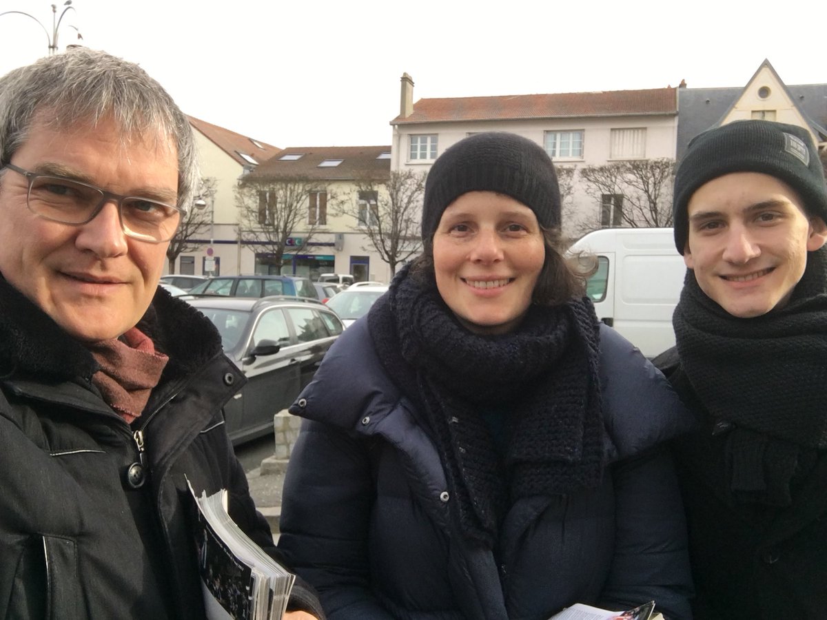 Ce matin sur le marché de #Houilles pour #FaireBattreLeCoeur de la #France pour #Hamon2017 @Le78AvecHamon @Monika_Belala