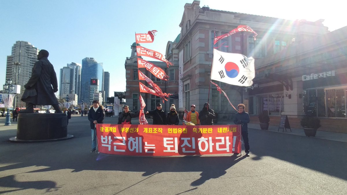 #횃불 160차

"여러분
보이지 않으나 체감하는 공포와 결핍을
가져가도록 허락해 주십시오
두려움은 제가 가져가겠습니다
일어나십시오"

- 2013.12.31. #이남종

#부정선거 살인정권 박근혜를 감옥으로!