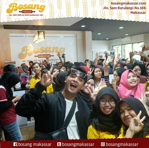 nikmahTN14's tweet photo. Gaya andalan #PakBos #Poya 
#BosangMakassar #Bosangkuu        @RickyHarun45MF https://t.co/NfXvCeajOX