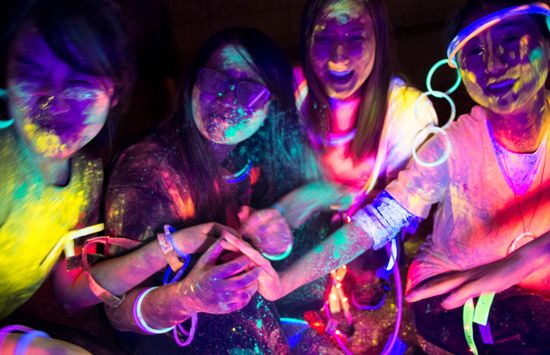 wakeeta4u's tweet photo. Go Wild party freaks all party animal and if you love colours.....go for it...life in colors #wild #animals #FUN #NEON #COLOURS #IS_SOFUN https://t.co/VEKliX7BiD