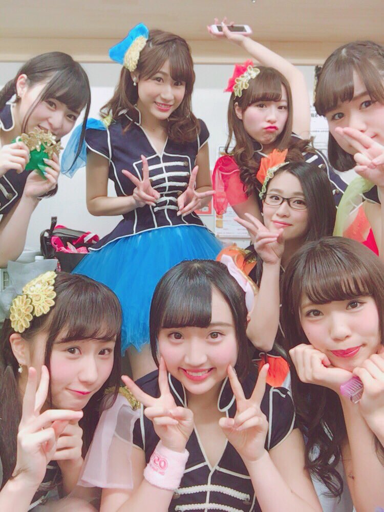 s2moemoe's tweet photo. みんみん卒業式ありがとうございました！

みんみんは本当にすごい。
才能もあるし努力もできる✨強い芯を持ってて尊敬する！！
卒業は悲しかったけど、最後は頑張ってほしい気持ちでいっぱいになって送り出せました(*´꒳`*)

東京行っても頑張ってね☺
私たちはずっと味方だよ🙌🏻 https://t.co/BZls1Wn8U9