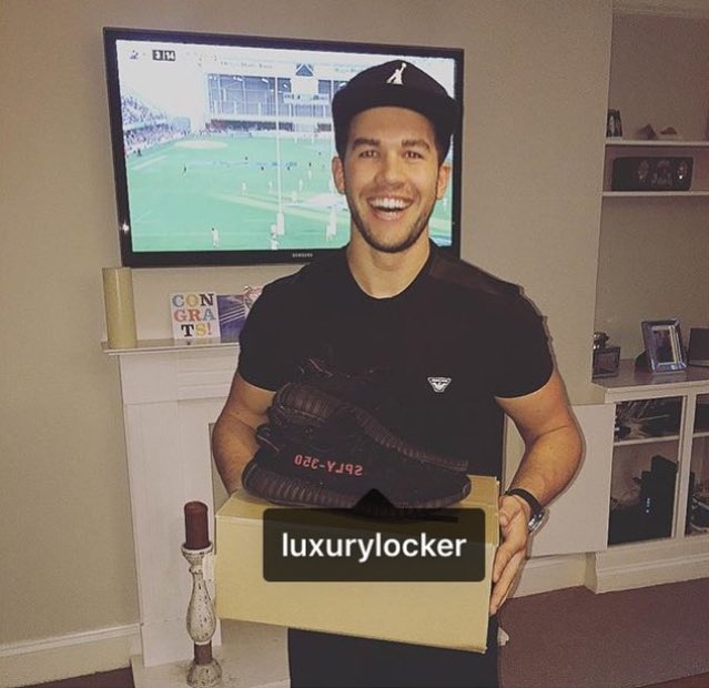 luxury__locker's tweet photo. Happy clients are 🔑

@ben_mosses happy with his Yeezy V2 breds. Thanks again brother 👊🏽 https://t.co/vI50DpnC5N
