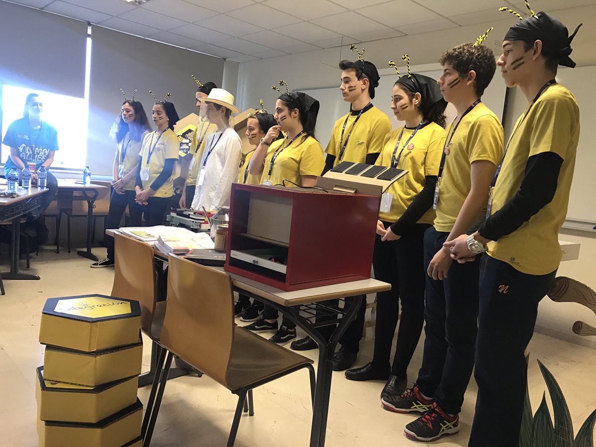 JaviNavares's tweet photo. Exposición de @roboporto en la #FLLMadrid ¡VAYA EQUIPAZO! @nazaretoporto @FLLSpain https://t.co/wSijzZvWgg