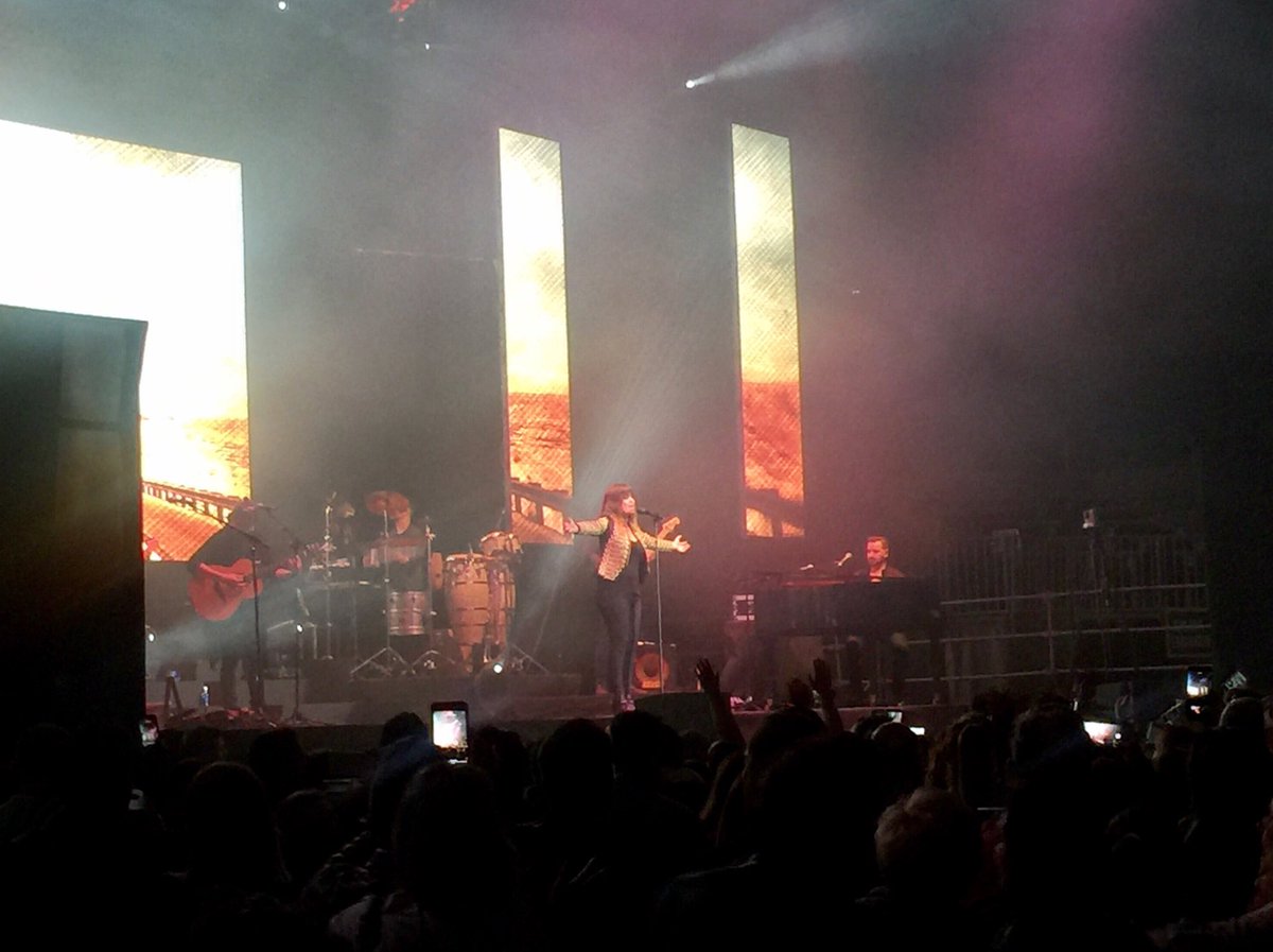 MartitaMalaga's tweet photo. Pon a una Vanesa Martín en tu Vida! Anoche. Sintiendo con @vanesamartin_ 

Que maravilla ❤️ https://t.co/eWSqMudU6V