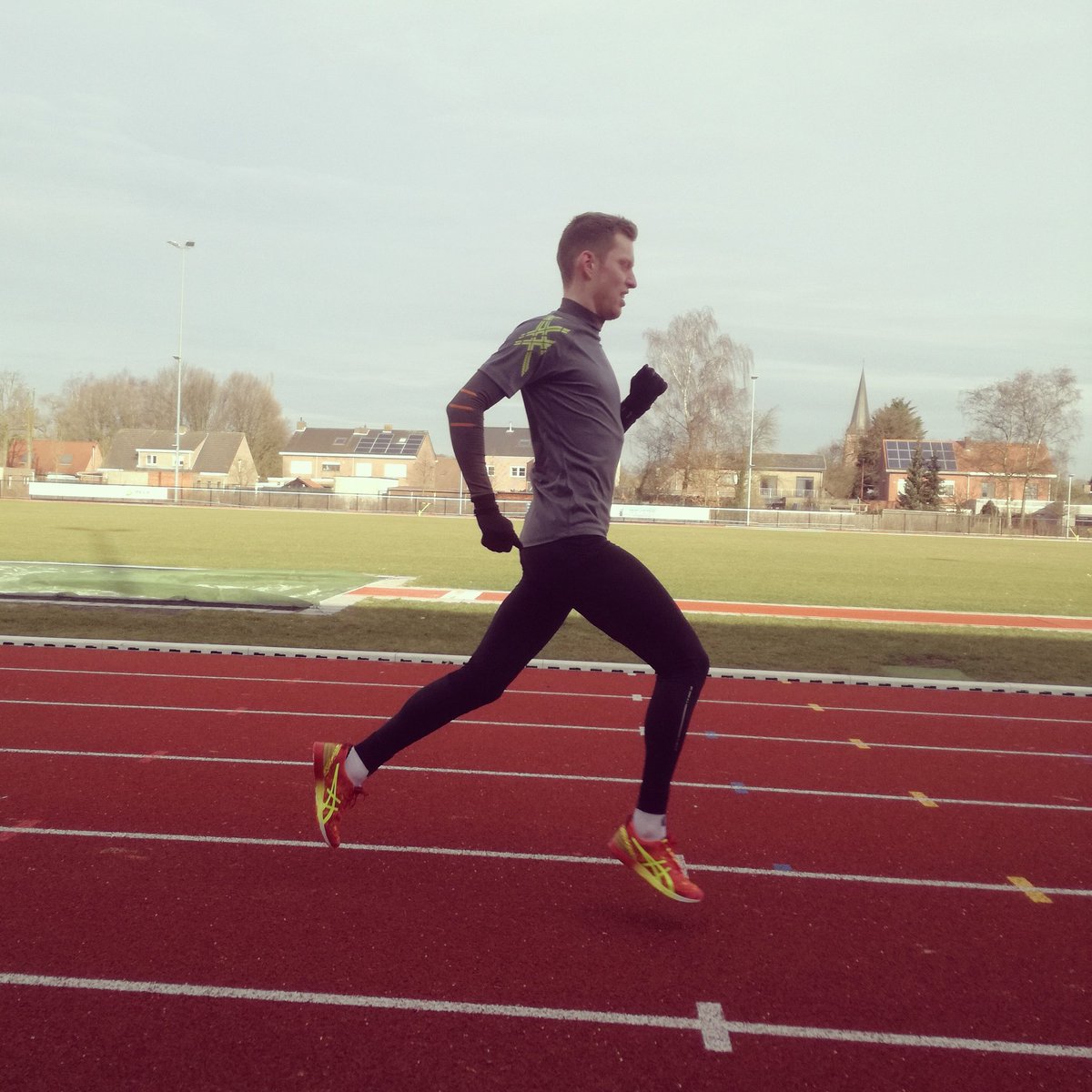 SenneBes's tweet photo. Flying into the weekend with #tracksaturday on my new #asics tri2: 12 x 400m à 3min20/km
 #asicsfrontrunner #triathlon  #running 
📷 @StennG https://t.co/CSFlst9fHN