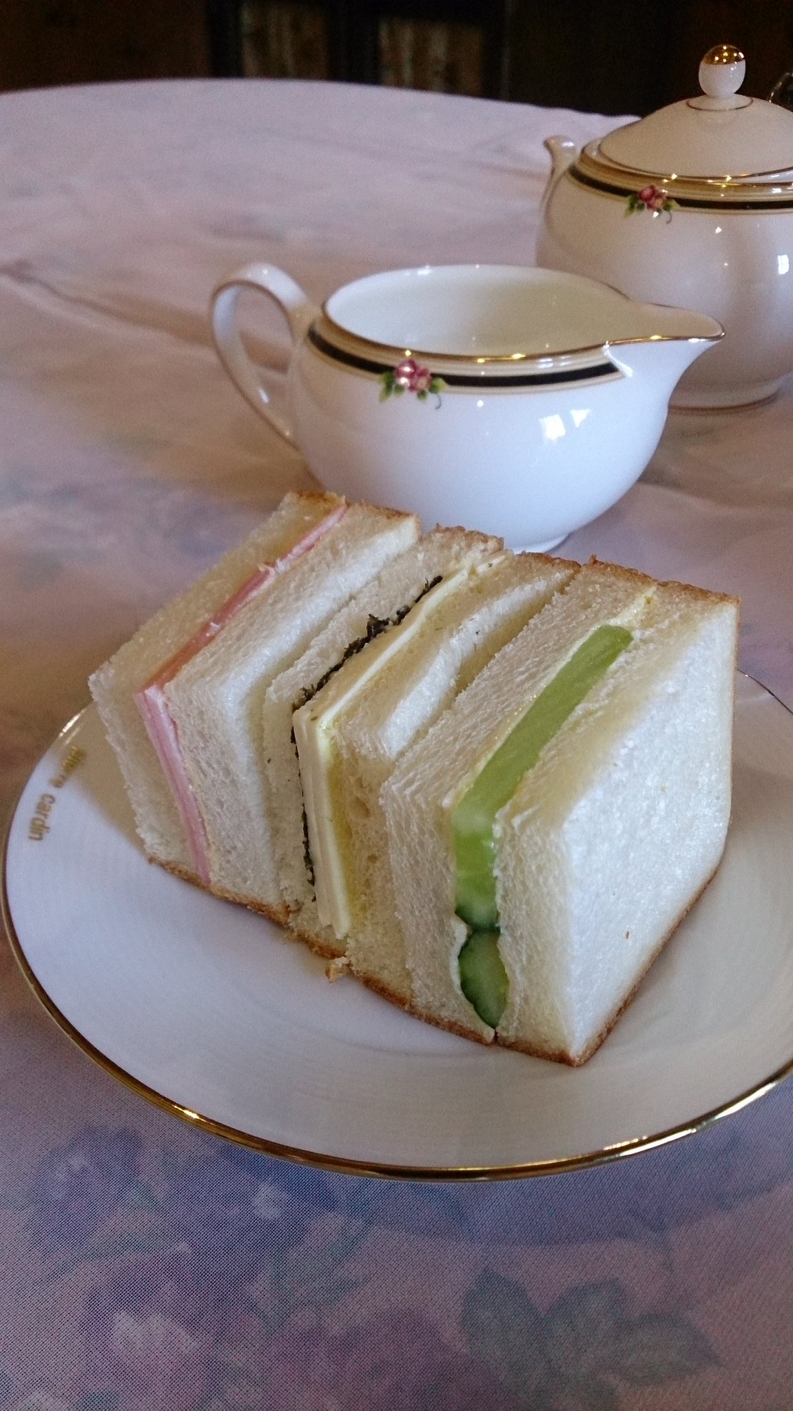 サヮ セリーズハウスさんのアフタヌーンティーパーティーメニュー サンドウィッチ スコーンにバターケーキ 苺のカスタードパイとマカロン とっても素敵なティータイムでした アフタヌーンティーパーティー セリーズハウス