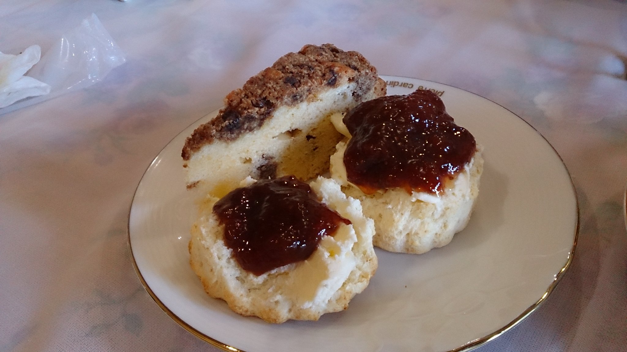 サヮ セリーズハウスさんのアフタヌーンティーパーティーメニュー サンドウィッチ スコーンにバターケーキ 苺のカスタードパイとマカロン とっても素敵なティータイムでした アフタヌーンティーパーティー セリーズハウス