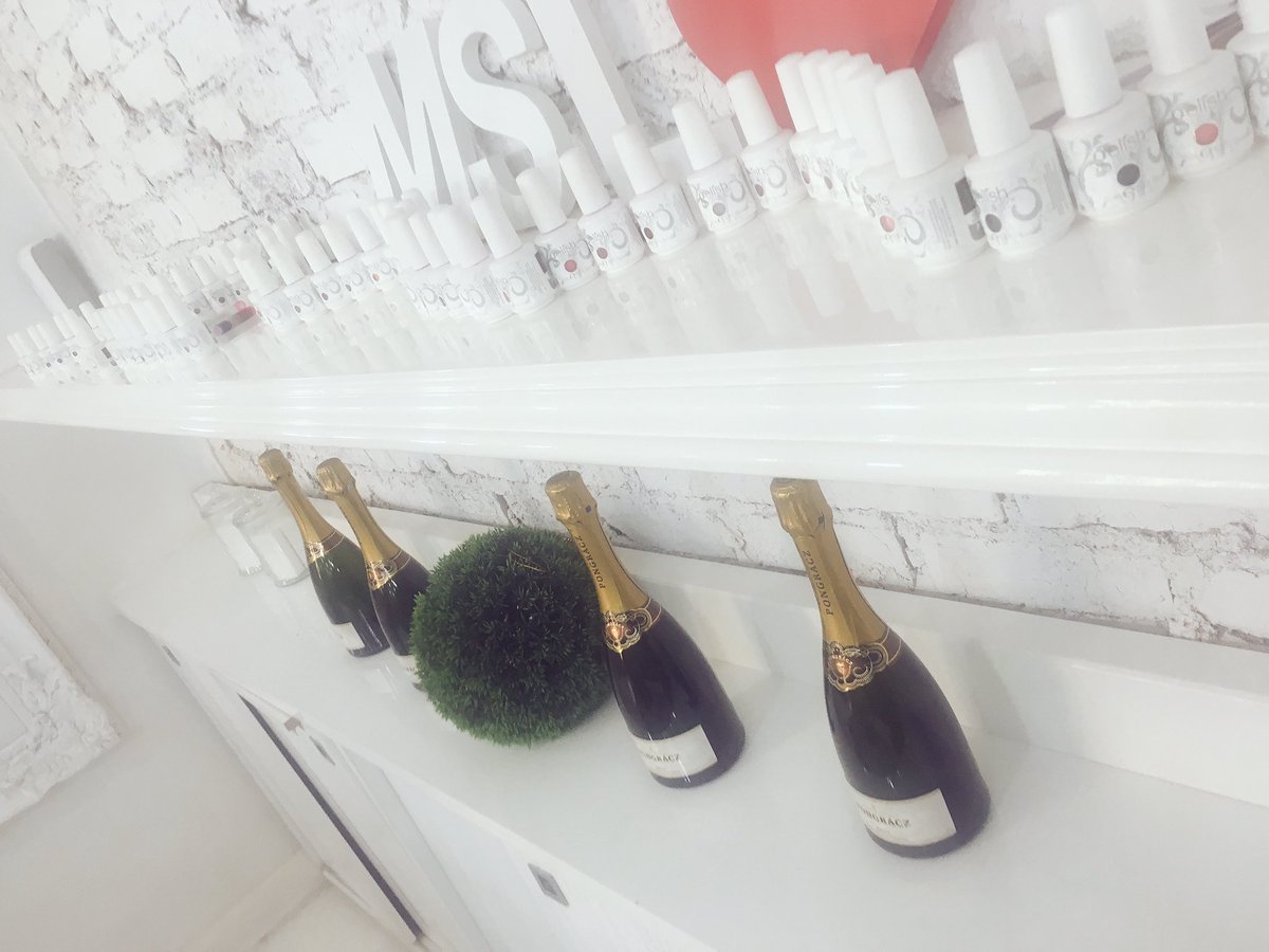 meletsoblog's tweet photo. Bubbly, beauty and girl chat at Miss Salon London Launch #MSLMenlynMaine #MSLifestlye #MissSalonLondon #MSLondonMakeup #girlsnightout 💅🏽💄🥂 https://t.co/BafvkR4sXw