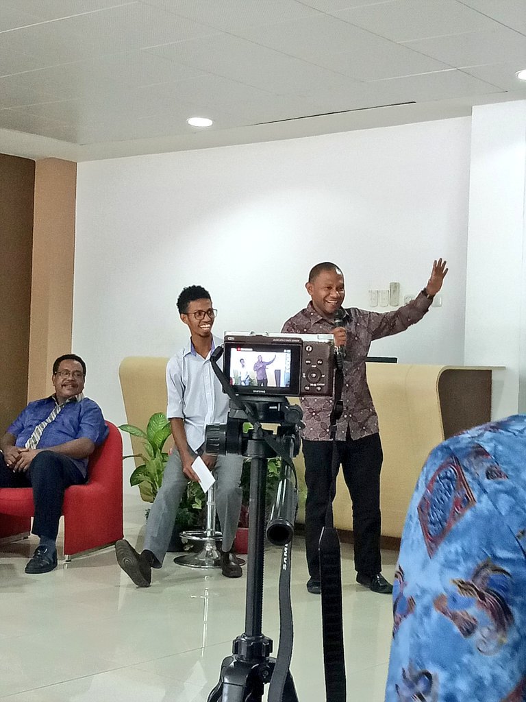 "Khusus di bidang Pendidikan di Amungme dan Kamoro <a href="/IDFreeport/">Freeport Indonesia</a> memberikan fasilitas asrama + 9000 lebih beasiswa" Pak <a href="/KerryYarangga/">Kerry Yarangga</a>