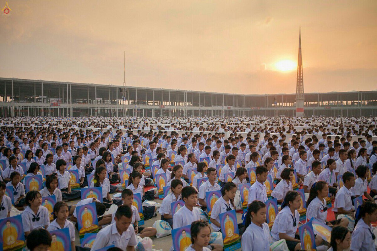 The moment when people join together to practice #meditation is the moment of #peace that can prosper to become world peace.
#Dhammakaya