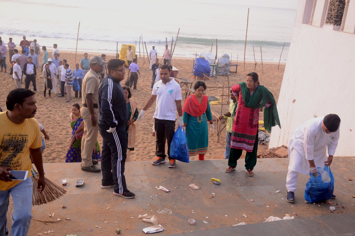 Cleanbeachfest's tweet image. #CleanBeachFest began with beach cleaning activity participated not only by Govt. officials, volunteers but also by the citizens.