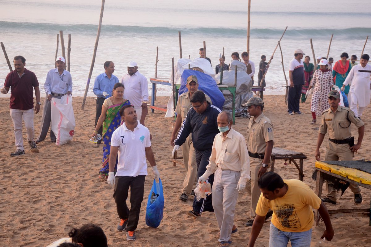 Cleanbeachfest's tweet image. #CleanBeachFest began with beach cleaning activity participated not only by Govt. officials, volunteers but also by the citizens.