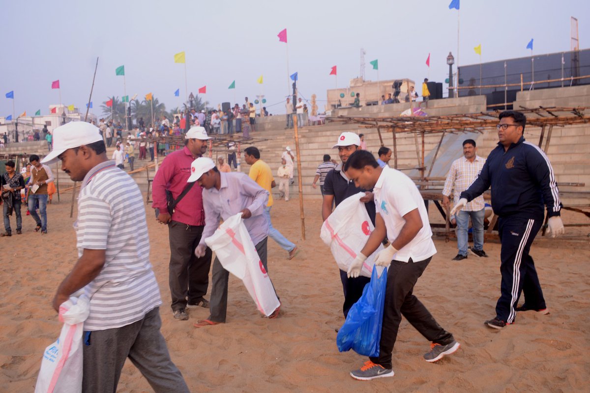 Cleanbeachfest's tweet image. #CleanBeachFest began with beach cleaning activity participated not only by Govt. officials, volunteers but also by the citizens.