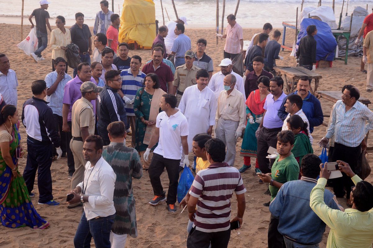 Cleanbeachfest's tweet image. #CleanBeachFest began with beach cleaning activity participated not only by Govt. officials, volunteers but also by the citizens.