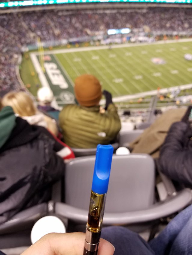 TheSmokeSpots's tweet photo. Dab pen at a jets game https://t.co/A3Y8AcTkLG