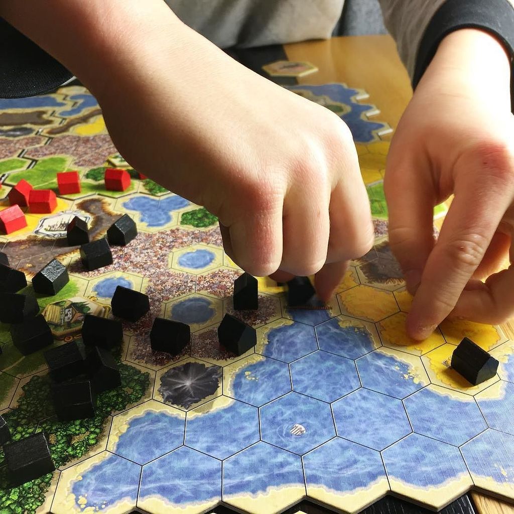 msaari's tweet photo. Placing settlements two-handed in Kingdom Builder in a rush to end the game. #kingdombuild… https://t.co/ru7mRWVYmx https://t.co/tbEUmrdcEr