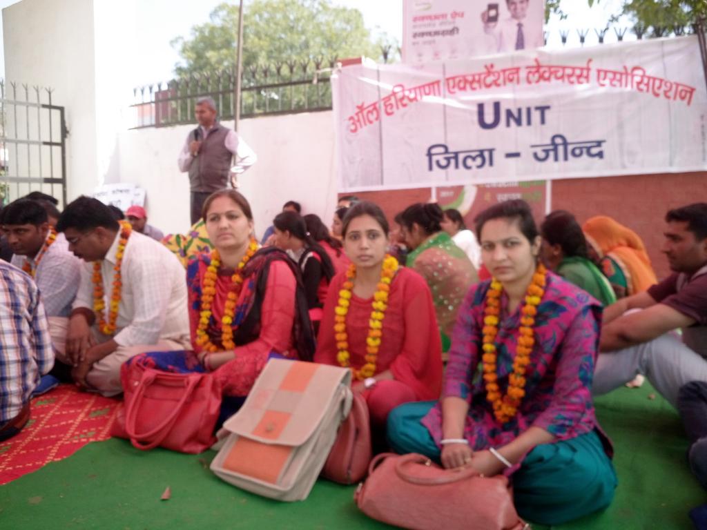 NishaRor's tweet photo. #extensionlecturers karmik anshan ka 6th day...Kya govt. Ko kuch farak pd rha h @PMOIndia @mlkhattar @SushmaSwaraj @smalik9876 @nehaphysics https://t.co/U7EYrKWHv7