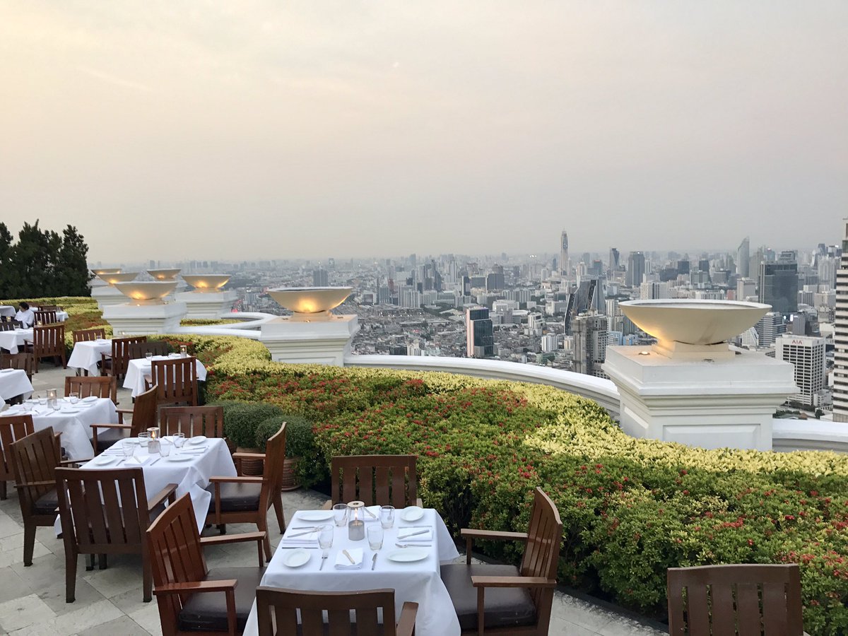 AmBolderson's tweet photo. Sky Bar @lebuaHotels Bangkok 🍸 https://t.co/MwDgx0lM8G