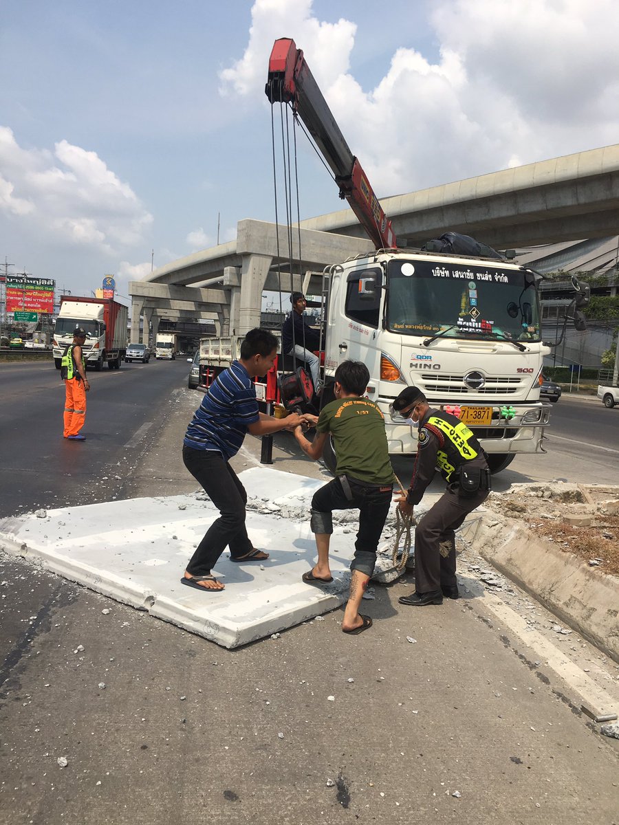 PrayoonG's tweet photo. กาญจนาตะวันตกขาเข้า ใกล้ ตรด บางใหญ่มีแผ่นปูนตก ไม่พบเจ้าของ ตร.ทล ร่วมกับผู้ใช้ทางนำออกพ้นกีดขวางแล้วครับ https://t.co/2d5RIWL2YJ