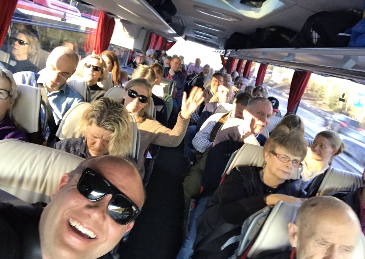 lengan's tweet photo. Vilket j***a stöd svenskarna kommer få på upploppet idag i Lahti!!! 🇸🇪🏅#2bussar #polyresor #lahti #skidvm #twittski #Lahti2017 #stina https://t.co/JqSt8Fglht