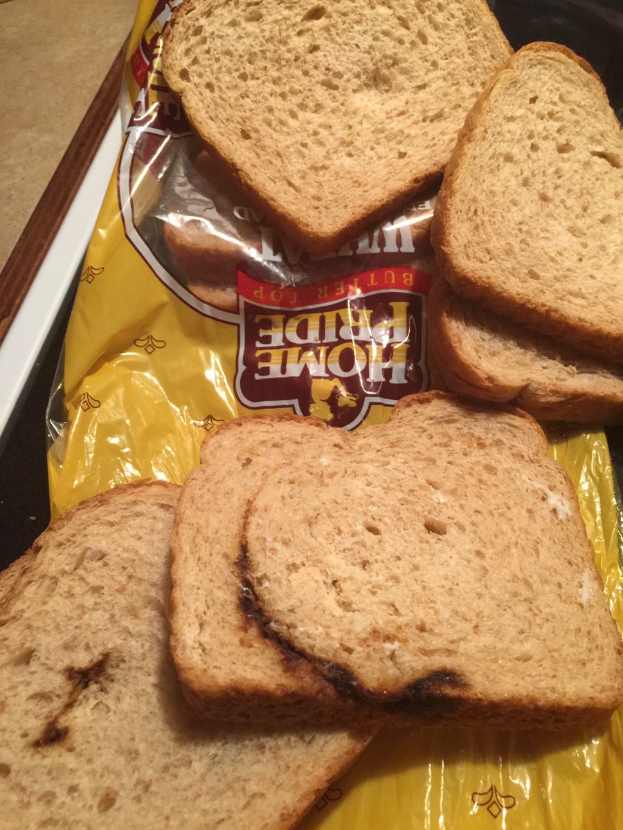 CoreyF83's tweet photo. @flowersfoods what's the gooey substance ?? New loaf https://t.co/PHaXTDb1CA