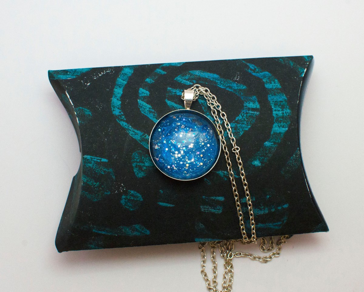 madebylauret's tweet photo. Bright blue #handpainted #pendant https://t.co/i4QpRrtQ24 #handmade #craftbuzz #giftideas #handmadewithlove #onlinecraft #adjustablesize https://t.co/FR8XoNC5HZ