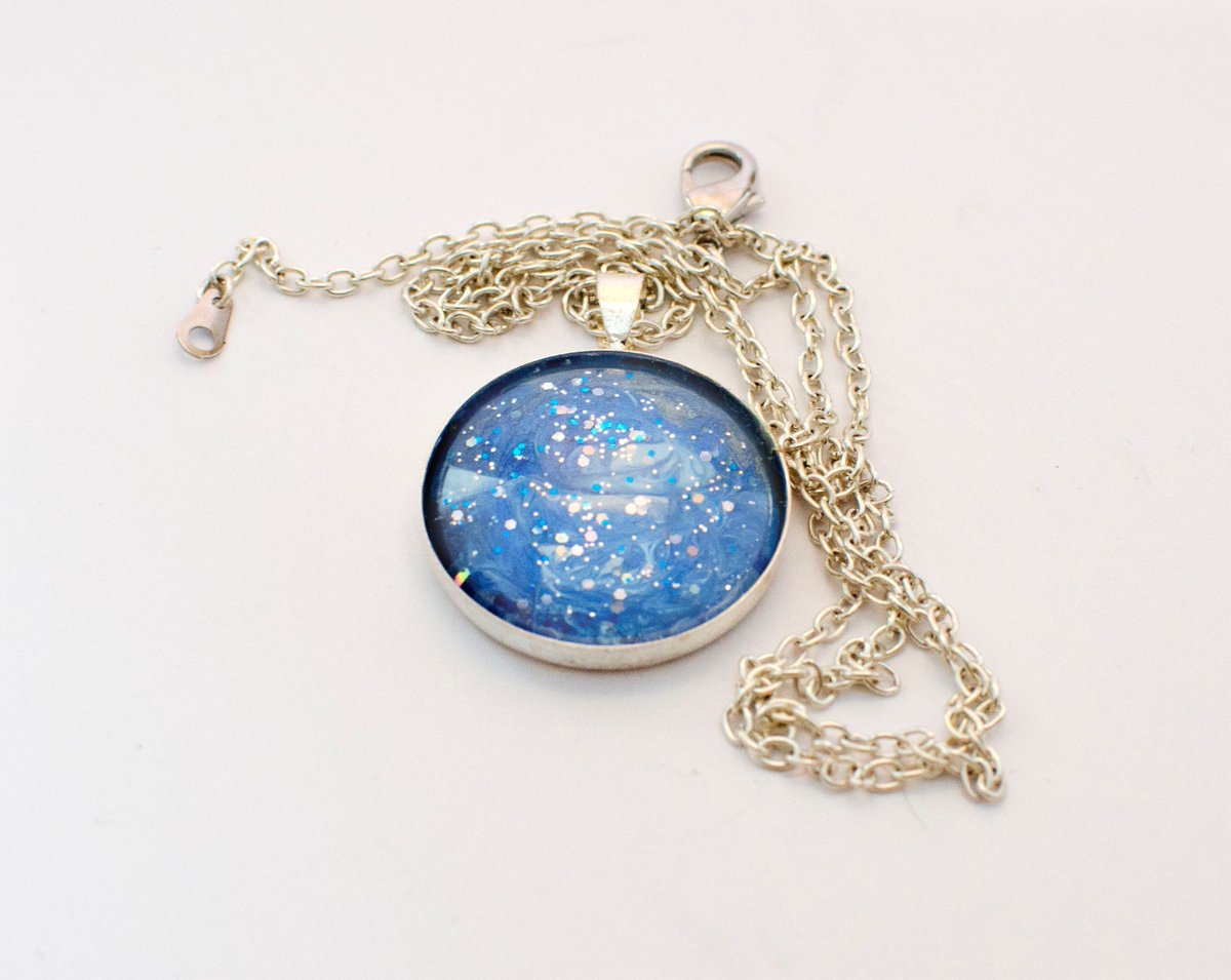 madebylauret's tweet photo. Bright blue #handpainted #pendant https://t.co/i4QpRrtQ24 #handmade #craftbuzz #giftideas #handmadewithlove #onlinecraft #adjustablesize https://t.co/FR8XoNC5HZ