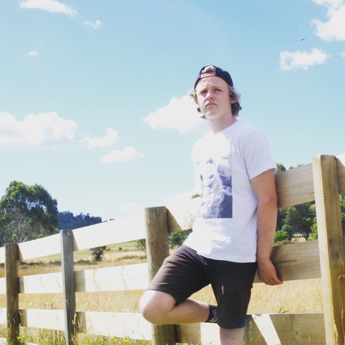 MONA Lisa t-shirt, with one of these 🤙🏻 on the chest, give it a like 😎