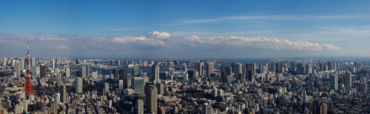 六本木ヒルズ展望台 東京シティビューtokyo City View Roppongi Pa Twitter 今日はモクモクした雲があって 青空との組み合わせで気持ちのいい空です 西側 新宿渋谷方面 雲の隙間から天使の階段がたくさん見えます 東側 東京タワー方面 羽田空港上空に