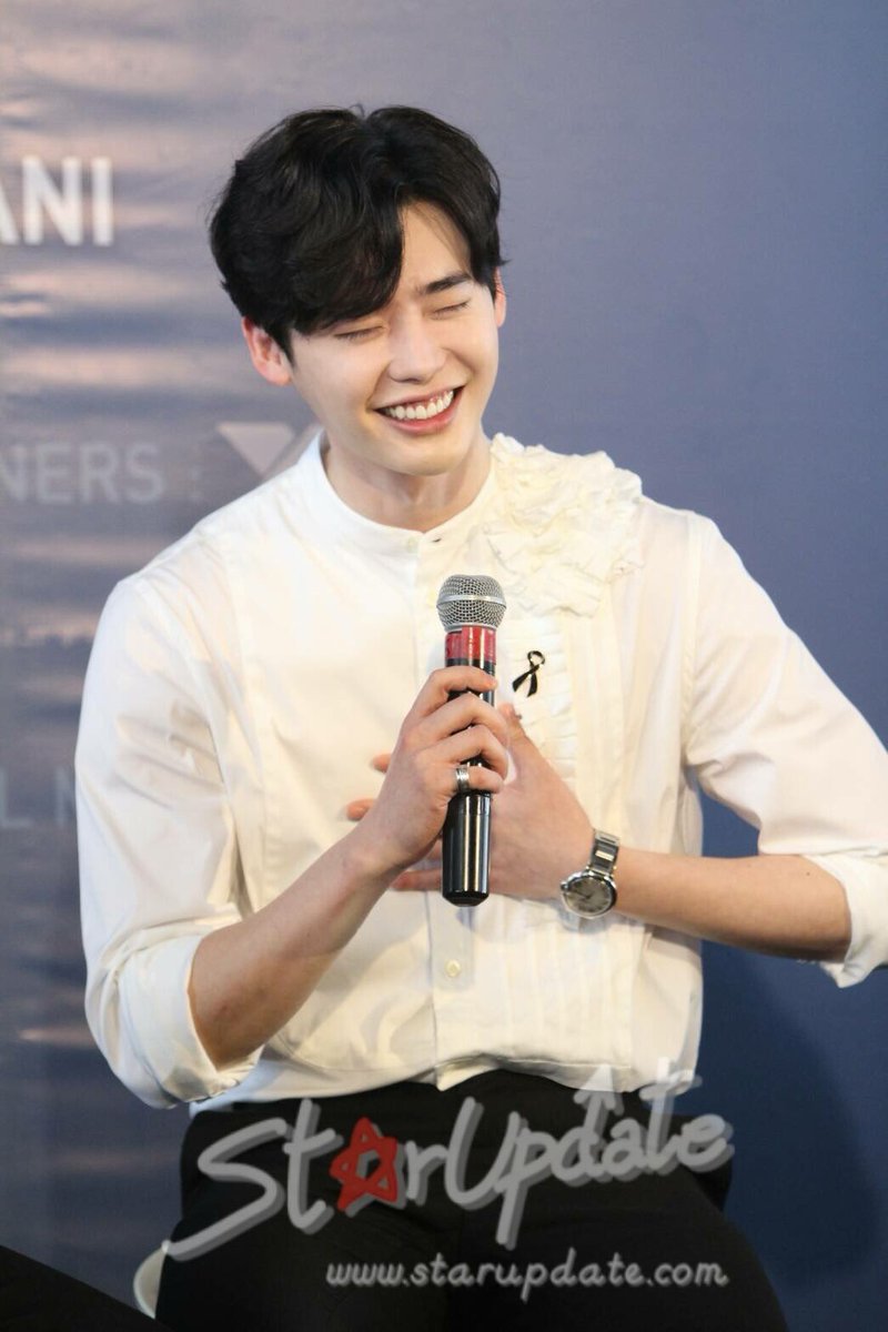 moowiwan's tweet image. จงซอกตกใจ อยู่มีเสียงดังเหมือนของตกในงานแถลง ตกใจยังน่ารัก 55555555 #LeeJongSukFanmeetinginBKK