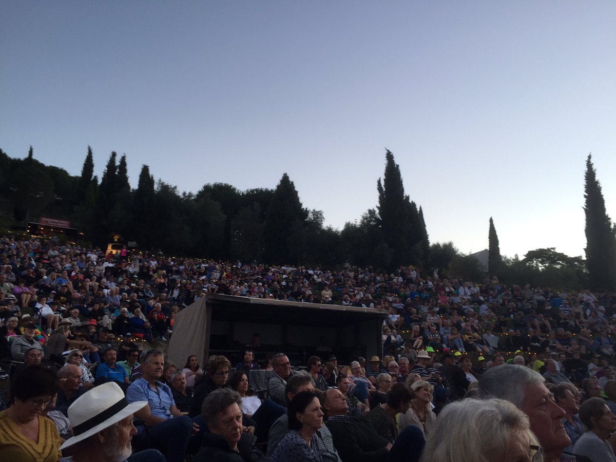 Full house at @BlackBarnNZ for The Hollies #getmetohawkesbay #wineryconcerts