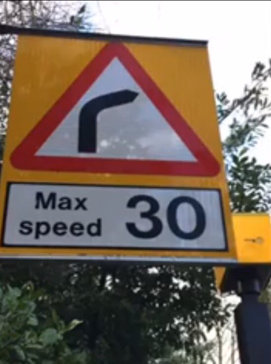 MarioCreatura's tweet photo. Huge thanks to @simplecleanuk - a local business generously cleaning the road signs in #Coulsdon! https://t.co/zUnL55QsD1