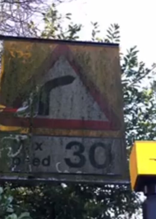 MarioCreatura's tweet photo. Huge thanks to @simplecleanuk - a local business generously cleaning the road signs in #Coulsdon! https://t.co/zUnL55QsD1