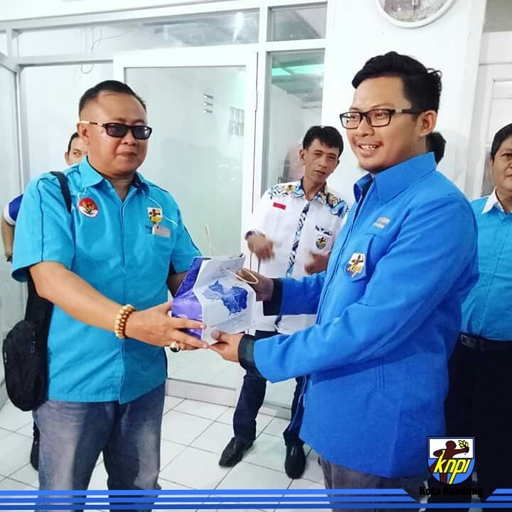 Menerima Cindramata/kenang-kenangan saat menerima kunjungan dr DPD KNPI OKU Selatan, terima kasih atas kunjungan nya..