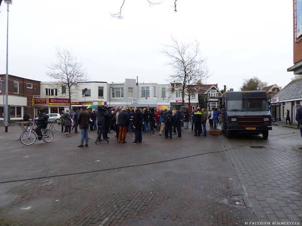 MP <a href="/markrutte/">Mark Rutte</a> doet #bakkie #Wormerveer deorkaan.nl/mp-rutte-doet-… <a href="/Corvettemichel/">michel</a> <a href="/rob_in_wormer/">Rob Berkhout</a> <a href="/jterwisscja/">Jan ter Wisscha</a> <a href="/janvanrun/">Jan van Run-Kvist</a> @GerardVVD <a href="/bosalbert/">Albert Bos</a>