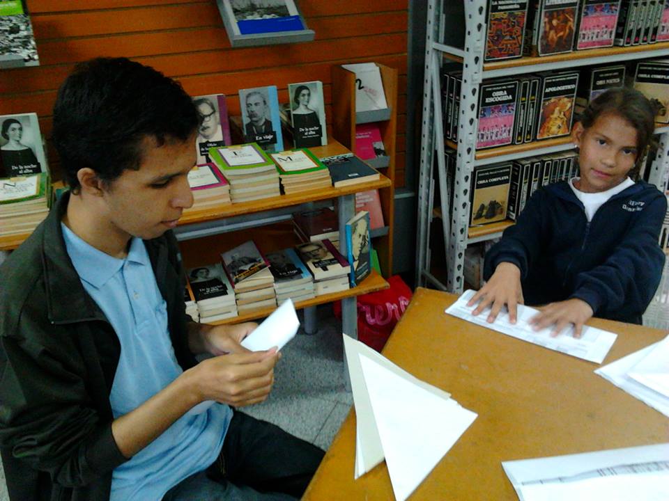 LibreriasLt's tweet photo. FOTOS | Taller de Origami a cargo de @helal_61, en los espacios de la @LibreriasLt, ubicada en el Centro de Economía Alí Primera #LosTeques. https://t.co/hKE5uDga4x