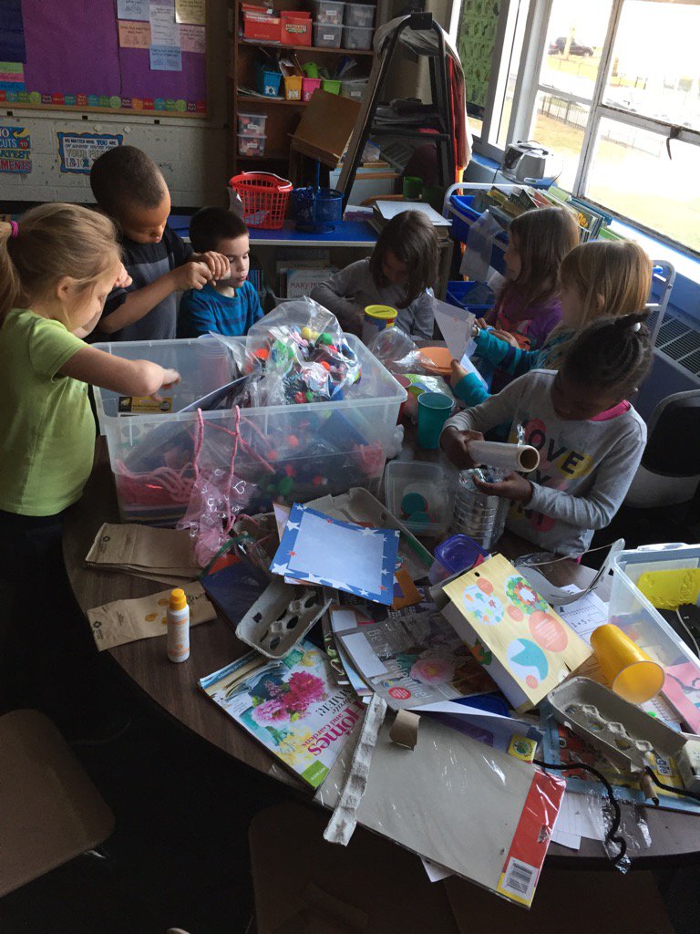 Ms. Kantrow's 1st grade class exploring and creating during Imagineering time!