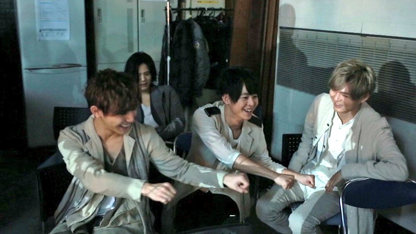 arymesd's tweet photo. 有岡くんのバイクを真似し始める山田くんめっちゃかわいいし、くだらないって有岡くん見て笑う山田くんな。ほんとありやまって平和かわいい。 https://t.co/7qVZpPjWti