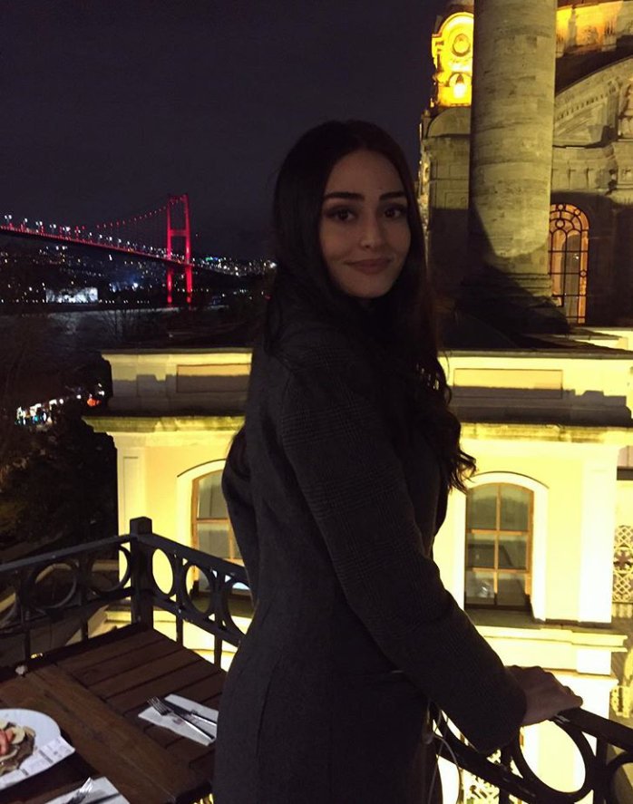 IYIHalimeSultan's tweet photo. #esrabilgiç #esrasultan #bilgiçtatlılığı #ayparçası #halimesultan #dirilişhalime 😊💕💎🌸
@esbilgic 💕😍
#EBFCFandom https://t.co/CJjktjPTYE
