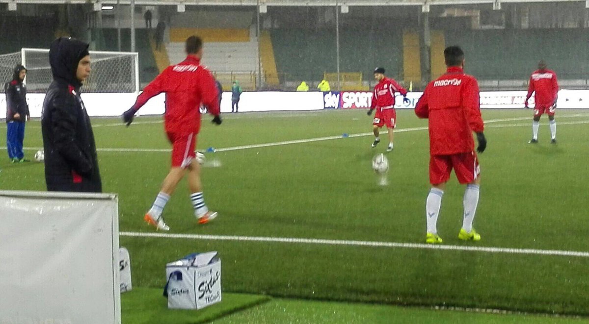 LRVicenza's tweet photo. Riscaldamento in corso per i biancorossi al #Partenio. #WeAreVicenzaCalcio #SerieB #ForzaLane #AvellinoVicenza #AveVic @Lega_B https://t.co/NYSXzN9euN