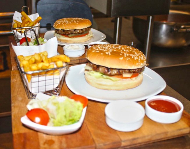 Ağızda dağılan enfes eti, üzerine domatesi, marulu ve yanında kıtır patates kızartması ve sosları ile karşınızda askadar usulü #Hamburger