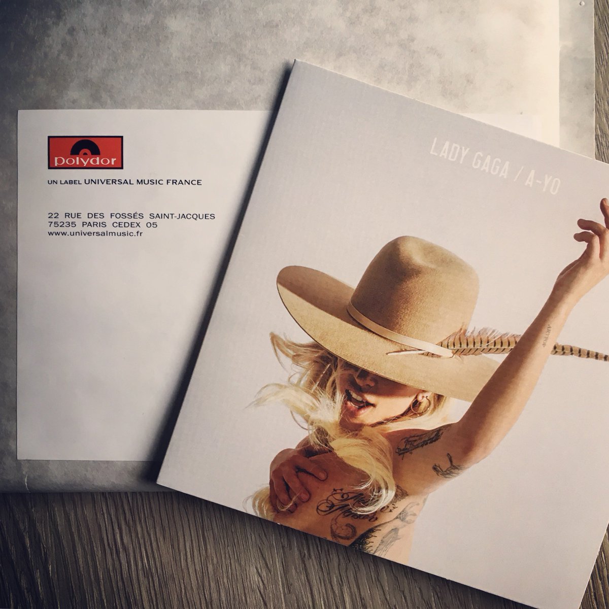 reivilo73_'s tweet image. Merciiiiiiii @Polydor 😎 #AYO #LadyGaga #PromoCd #Concours