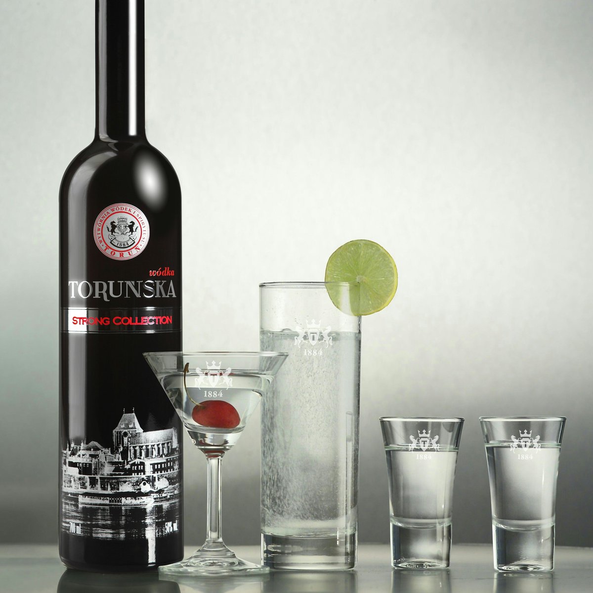 torunskavodka's tweet photo. Our #family portrait with #torunska #strongcollection. #martini #vodka #shots #cocktails #garnish #saturday #weekend https://t.co/JiRVkUuW6D