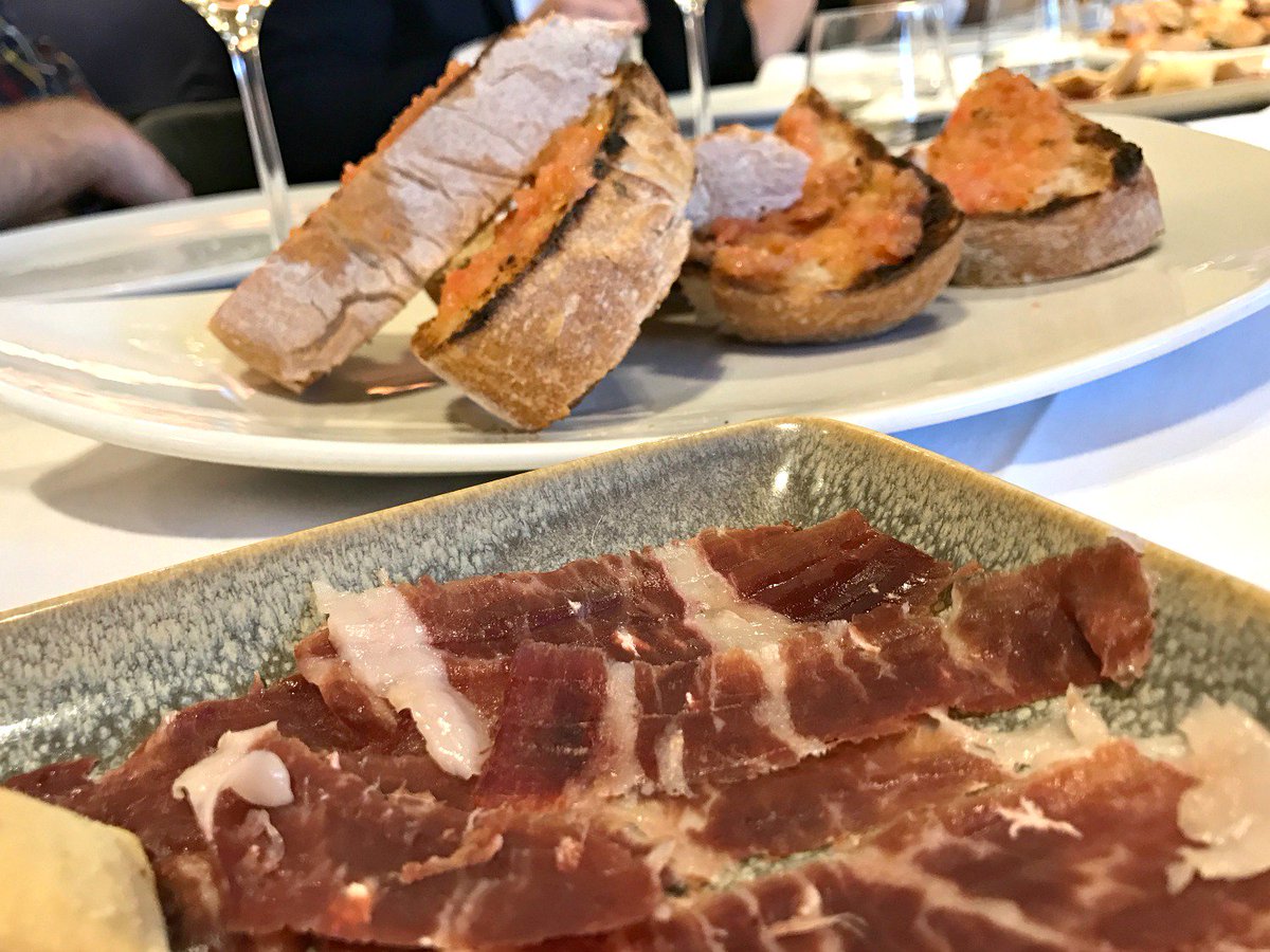 ¿Has probado nuestro Jamón ibérico? Se lo compramos a un pequeño productor de Guijuelo que nos vende toda su producción. Jamones del 2012