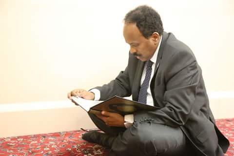 M_Farmaajo's tweet photo. Waxaan Alle s.w.t ka baryayaa inuu acmaasha naga aqbalo, dalka iyo dadkana noo hagaajiyo. Sanado badan oo barwaaqo ah IA. #Nabad iyo #Nolol https://t.co/w9GTRsZFv1