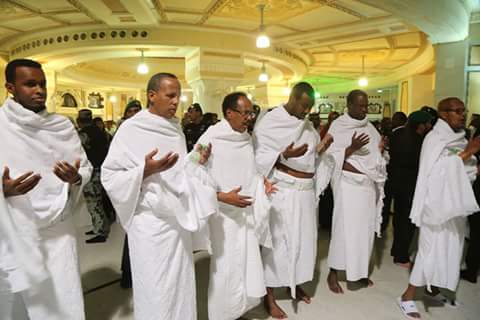 M_Farmaajo's tweet photo. Waxaan Alle s.w.t ka baryayaa inuu acmaasha naga aqbalo, dalka iyo dadkana noo hagaajiyo. Sanado badan oo barwaaqo ah IA. #Nabad iyo #Nolol https://t.co/w9GTRsZFv1