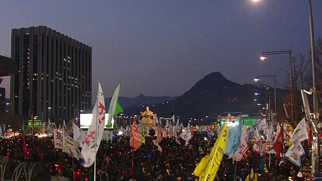 17차 촛불집회, 주최 측 추산 오후 6시 30분 기준 80여만명 모여. 탄핵심판 최종 변론일 이틀 앞두고 막판 총력전. 탄핵에 반대하는 친박단체 측도 막판 여론 뒤집기에 사력을 다하는 모습 bit.ly/2mhvRjw