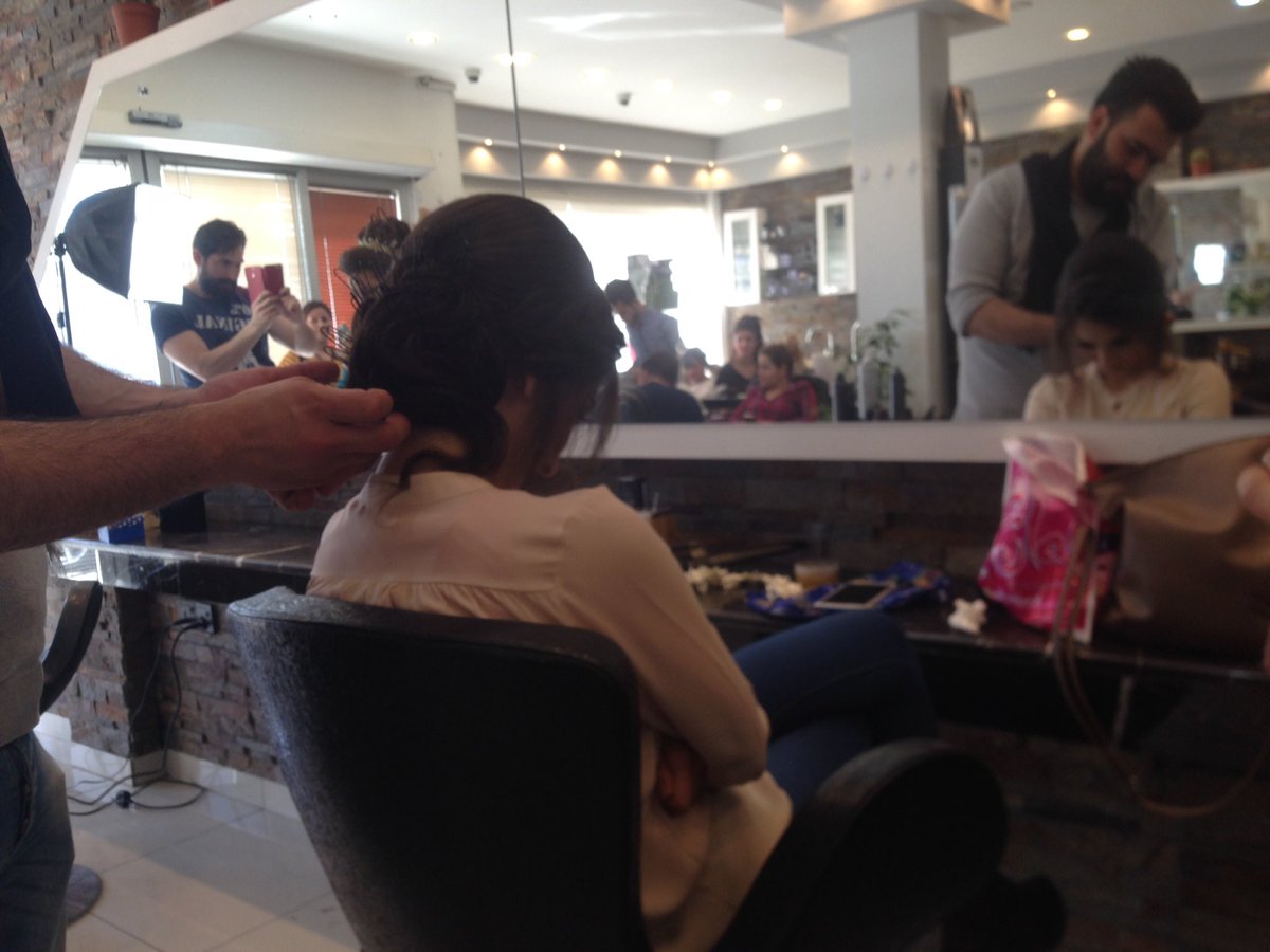 Today, I bring you images of Iraqi girls primping for a wedding, lest ppl think there's only war here. Check out the hair extensions + crown